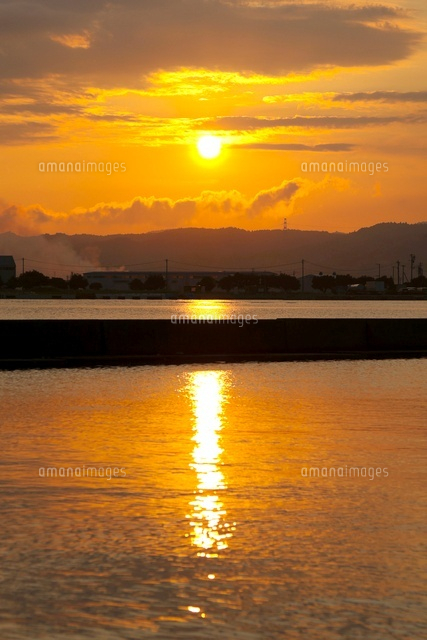 ありーん様 「朝焼け」日の出  風景  海  太陽 キャンバス F3 日本海 七尾港から望む朝陽と朝焼け[10583000790]の写真・イラスト素材