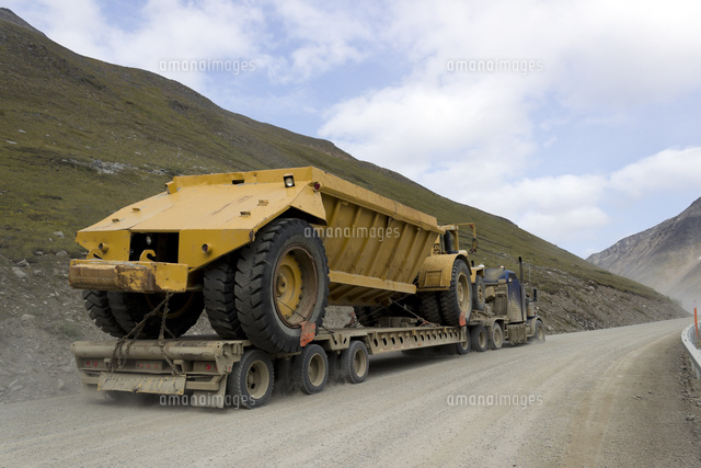 アラスカ 大型トラックを積んで峠を登るトレーラー の写真素材 イラスト素材 アマナイメージズ