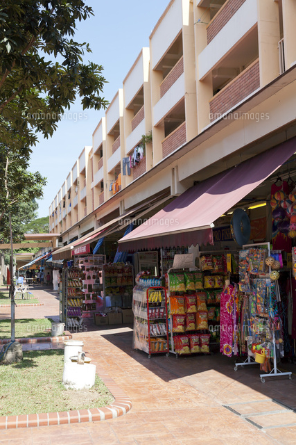 アーケード街のお菓子屋さん の写真素材 イラスト素材 アマナイメージズ