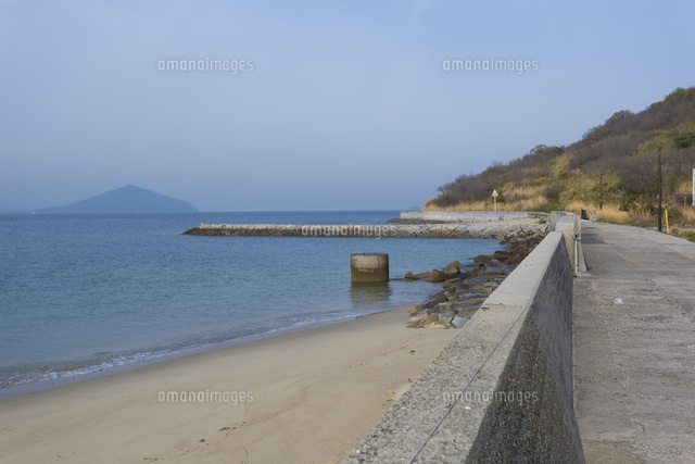 高見島の堤防と砂浜 の写真素材 イラスト素材 アマナイメージズ