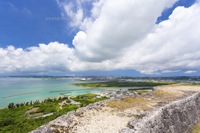 沖縄世界遺産 勝連城 一の曲輪の石垣と海 の写真素材 イラスト素材 アマナイメージズ