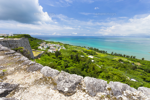 沖縄世界遺産 勝連城 頂上から望む海 の写真素材 イラスト素材 アマナイメージズ