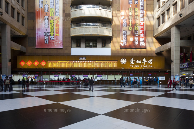 台湾 台北駅 切符売り場と待合所 の写真素材 イラスト素材 アマナイメージズ