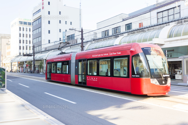 高岡市 商店街を走る路面電車 の写真素材 イラスト素材 アマナイメージズ 高岡市 商店街を走る路面電車 の写真素材 イラスト素材 アマナイメージズ
