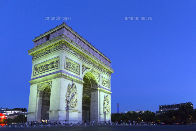 緑に輝くエトワール凱旋門 の写真素材 イラスト素材 アマナイメージズ