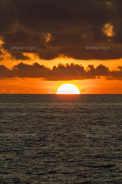 海に沈む太陽 の写真素材 イラスト素材 アマナイメージズ