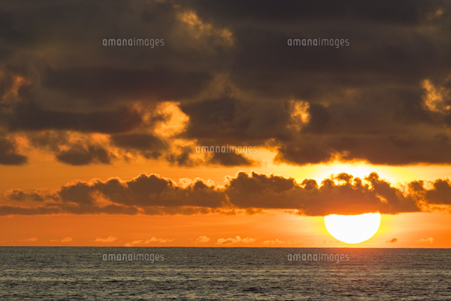 海に沈む太陽 の写真素材 イラスト素材 アマナイメージズ