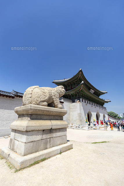 韓国ソウル、景福宮の光化門とヘテ（狛犬）[10583011533]の写真