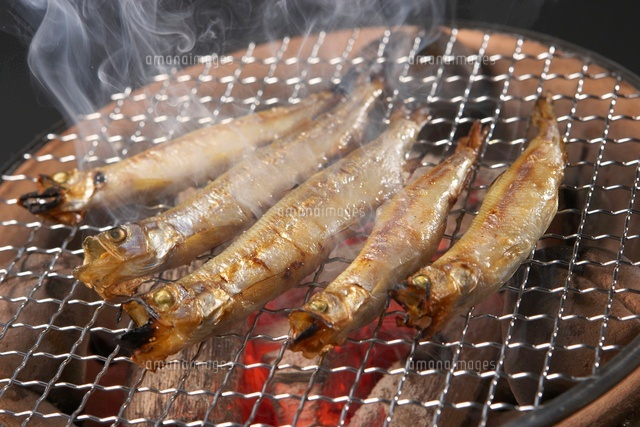 ししゃも炭焼き の写真素材 イラスト素材 アマナイメージズ