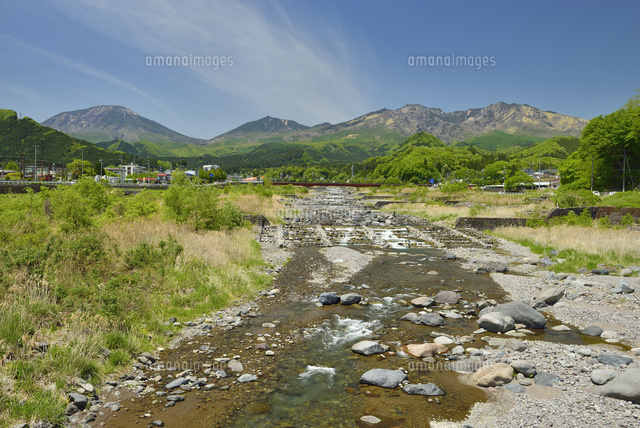 大谷川と男体山 女峰山 の写真素材 イラスト素材 アマナイメージズ