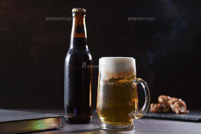 瓶ビールとグラスビール の写真素材 イラスト素材 アマナイメージズ 瓶ビールとグラスビール の写真素材 イラスト素材 アマナイメージズ