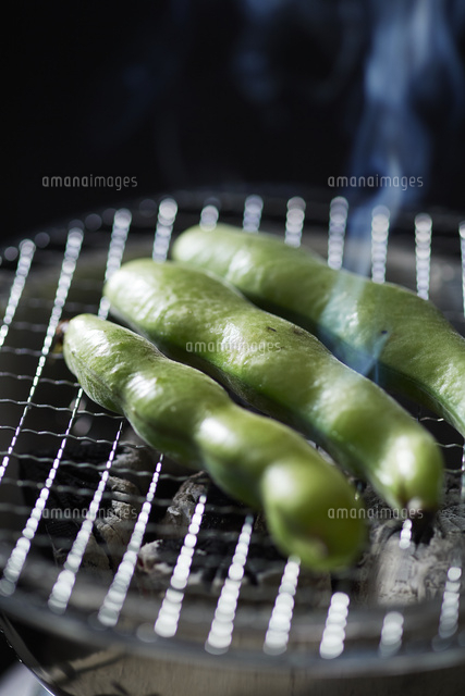 炭火で焼かれているそら豆 の写真素材 イラスト素材 アマナイメージズ 炭火で焼かれているそら豆 の写真素材 イラスト素材 アマナイメージズ