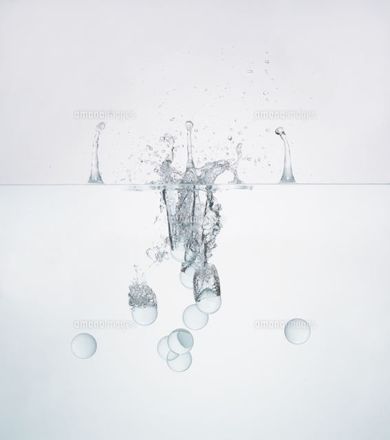 水に沈むガラス玉 の写真素材 イラスト素材 アマナイメージズ