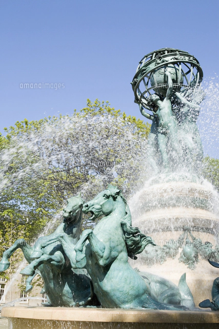 リュクサンブール公園の噴水と彫刻[10610001122]の写真・イラスト素材