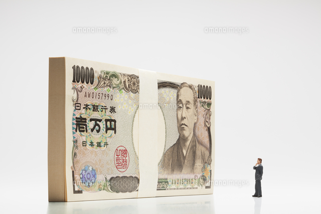 立った一万円の札束とビジネスマン の写真素材 イラスト素材 アマナイメージズ