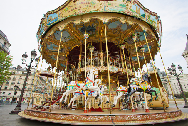 パリのメリーゴーランド の写真素材 イラスト素材 アマナイメージズ