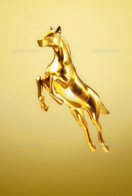 ゴールドの馬[10610002591]の写真・イラスト素材｜アマナイメージズ