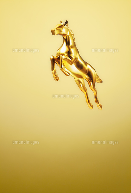 ゴールドの馬[10610002591]の写真・イラスト素材｜アマナイメージズ
