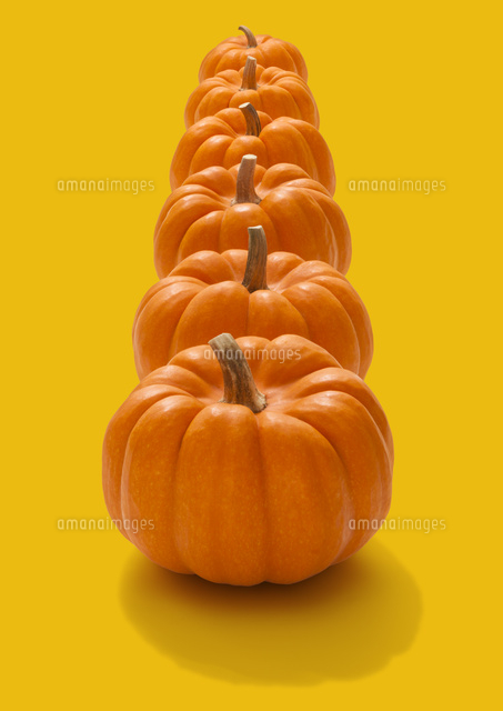 縦に並ぶハロウィンのかぼちゃ[10610003065]の写真・イラスト素材