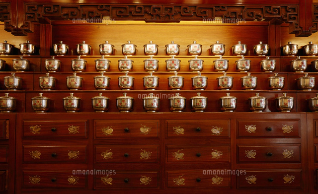 漢方薬局の百味箪笥[10610004485]の写真・イラスト素材｜アマナイメージズ