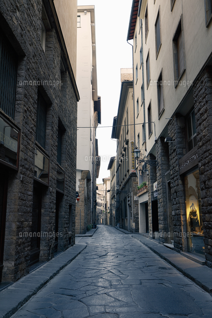 イタリア フィレンツェの古い路地[10610004644]の写真・イラスト素材