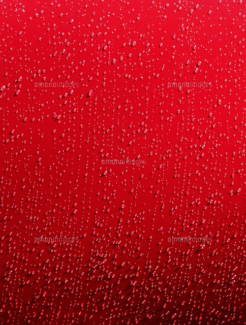 赤い背景につく水滴[10610004661]の写真・イラスト素材｜アマナイメージズ