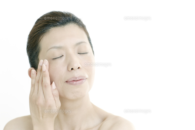 40代女性のアンチエイジングイメージ の写真素材 イラスト素材 アマナイメージズ