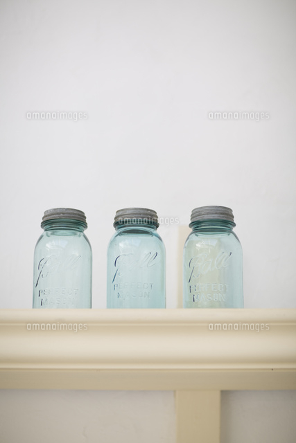 棚の上のガラス瓶 の写真素材 イラスト素材 アマナイメージズ