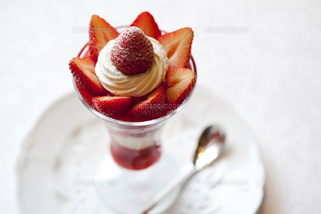 イチゴパフェ の写真素材 イラスト素材 アマナイメージズ
