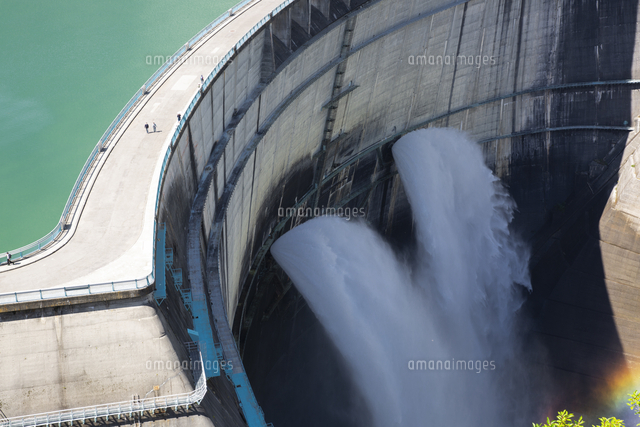 黒部ダムの放水 の写真素材 イラスト素材 アマナイメージズ