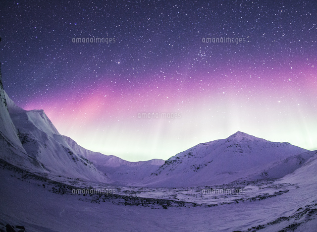 ピンクオーロラと山々 の写真素材 イラスト素材 アマナイメージズ
