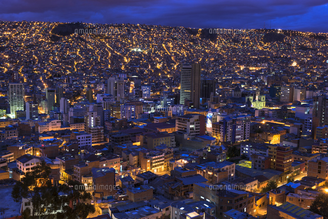 ラパス市内夜景 の写真素材 イラスト素材 アマナイメージズ