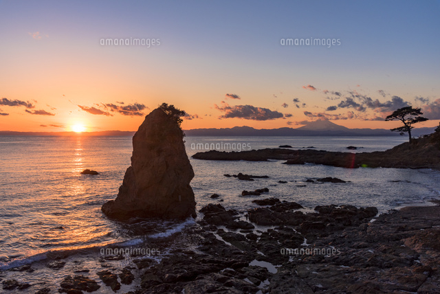 秋谷海岸の立石と富士山 夕暮れ 10616009814 の写真素材 イラスト素材 アマナイメージズ