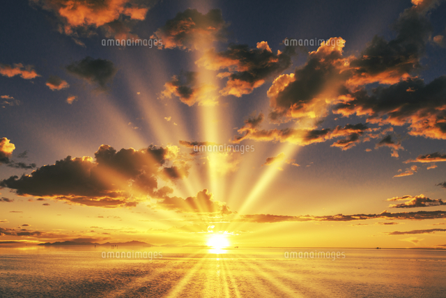 ウユニ塩湖のサンセット風景 の写真素材 イラスト素材 アマナイメージズ