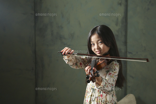 バイオリンを弾く女の子[10621000258]の写真・イラスト素材｜アマナ