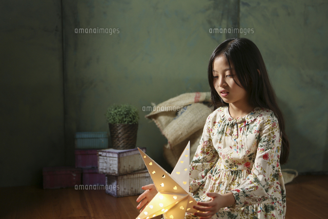 座る女の子 の写真素材 イラスト素材 アマナイメージズ