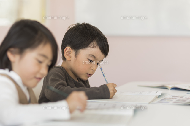 教室で勉強をする子供たち の写真素材 イラスト素材 アマナイメージズ