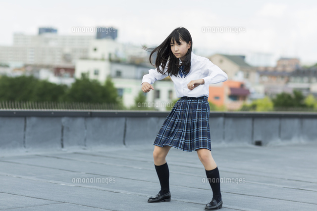 ダンスの練習をする女子学生 の写真素材 イラスト素材 アマナイメージズ