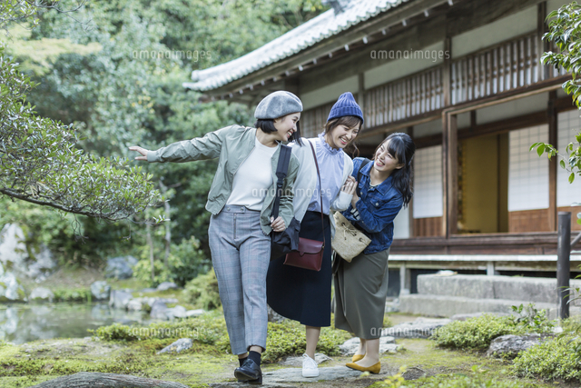 日本庭園を歩く3人の女性 10622001560 の写真素材 イラスト素材 アマナイメージズ