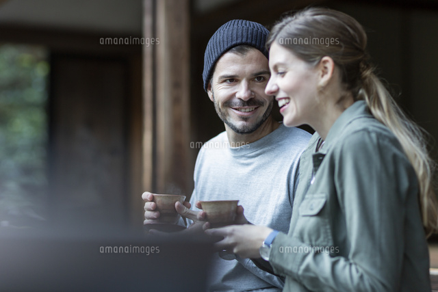 縁側に座る外国人の男女 の写真素材 イラスト素材 アマナイメージズ 縁側に座る外国人の男女 の写真素材 イラスト素材 アマナイメージズ