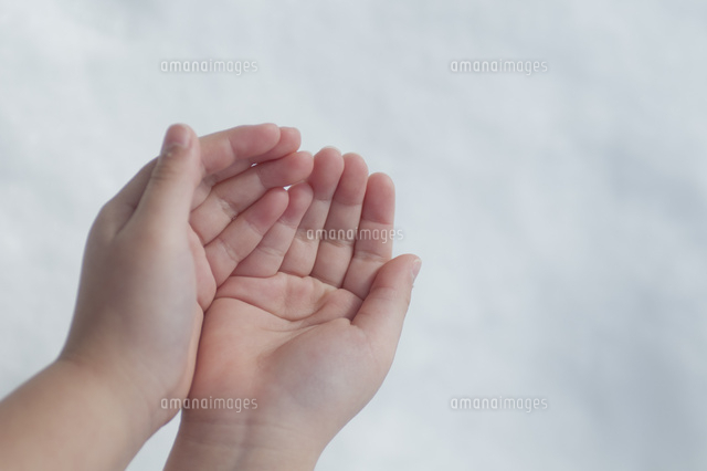 子供の手 の写真素材 イラスト素材 アマナイメージズ