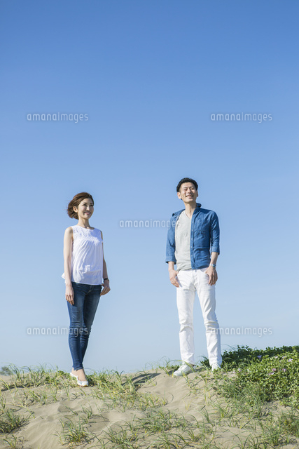 青空と爽やかな20代30代カップル 10626000441 の写真素材 イラスト素材 アマナイメージズ