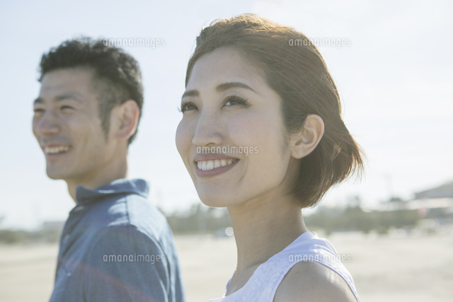 青空と爽やかな代30代カップル の写真素材 イラスト素材 アマナイメージズ