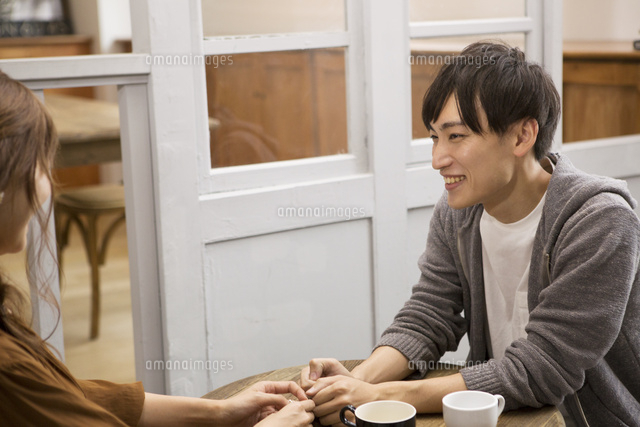 カフェで話す笑顔の代男女 の写真素材 イラスト素材 アマナイメージズ