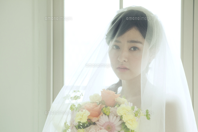 ヴェールを被ったウエディングドレス姿の代女性 の写真素材 イラスト素材 アマナイメージズ