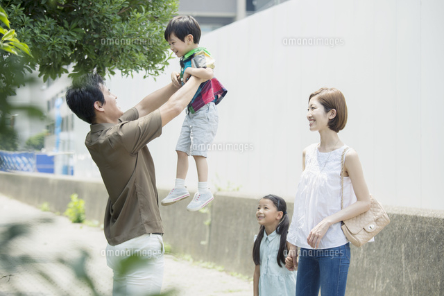 子どもを持ち上げる笑顔の父親[10626001757]の写真・イラスト素材