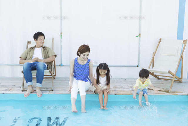 プールで遊ぶ笑顔の家族 の写真素材 イラスト素材 アマナイメージズ