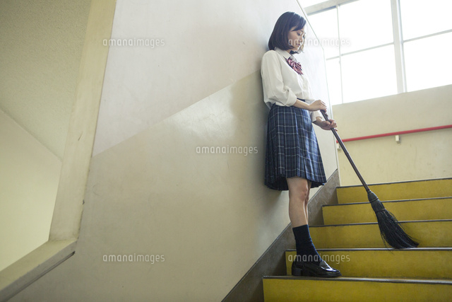 廊下の掃除をする女子高校生 10626002028 の写真素材 イラスト素材 アマナイメージズ
