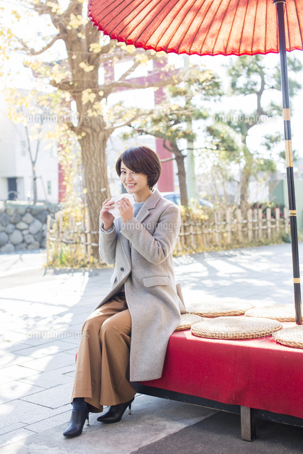 和菓子屋さんで食事をする30代女性 の写真素材 イラスト素材 アマナイメージズ