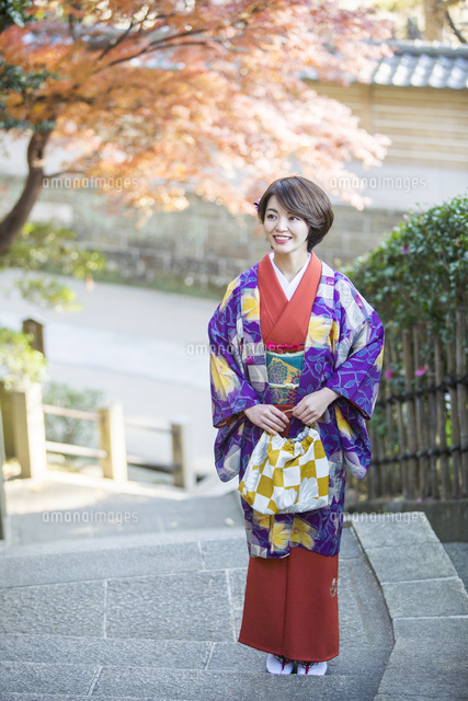 紅葉を楽しむ着物姿の30代女性 の写真素材 イラスト素材 アマナイメージズ